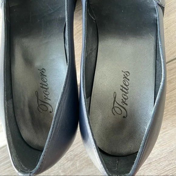 Trotters Women's Beth Pump in Navy Kid - Picture 6 of 14